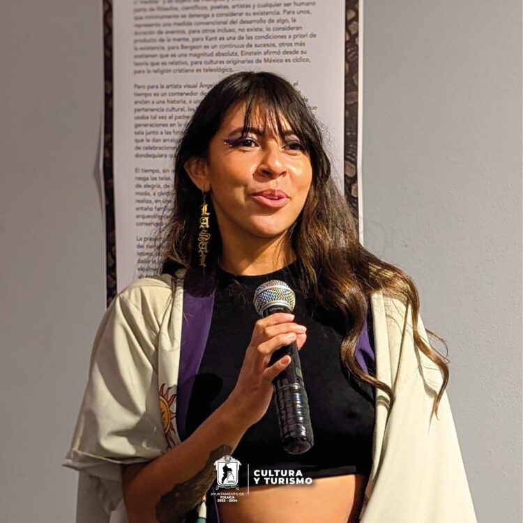 Angela Gaitán en el recorrido de la exposición de la Galería González Arratia. Noviembre 2024.