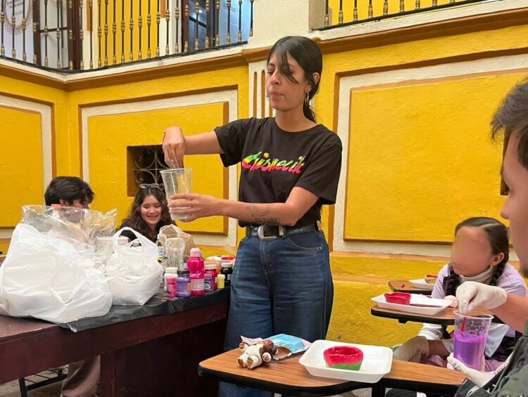 Foto grupal del taller: Taller: Creación de fósiles domésticos. Impartido por Angela Gaitán (LA SAL). Fotografía de Farolito.