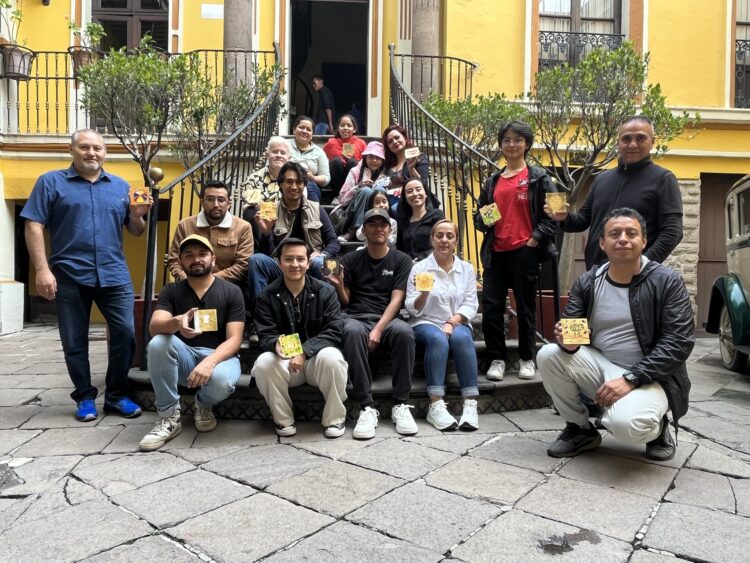 Foto grupal del taller: Taller: Brillos y relieves: introducción creativa a la hoja de oro. Impartartido por: Manuel Sánchez. Fotografía de Farolito.